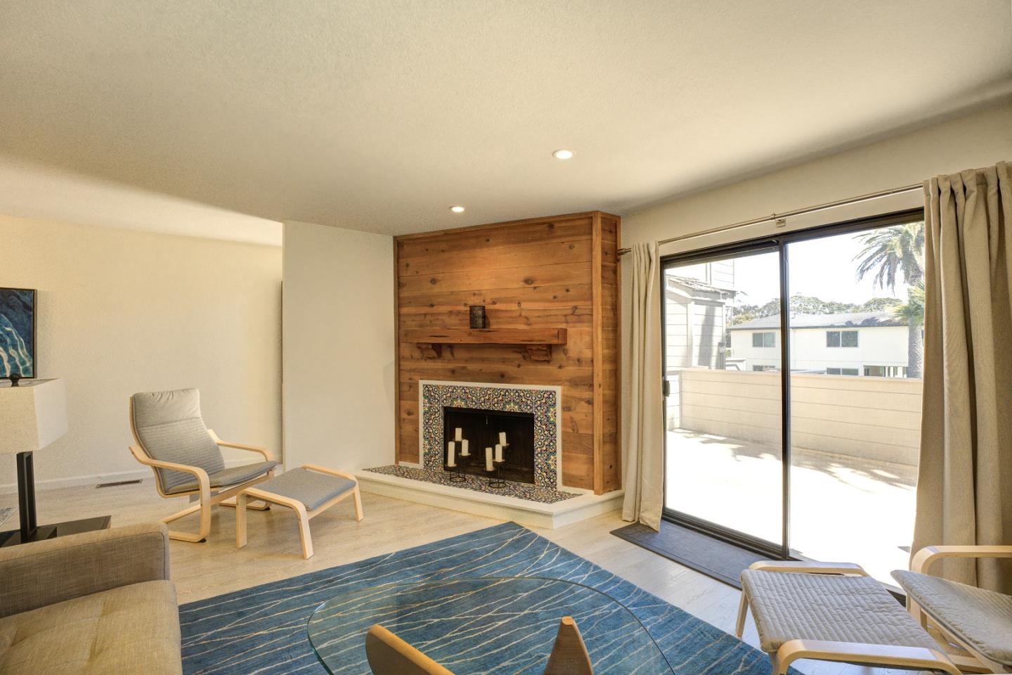 Detail Gallery Image 3 of 19 For 504 Ocean Ave #3,  Monterey,  CA 93940 - 2 Beds | 1/1 Baths
