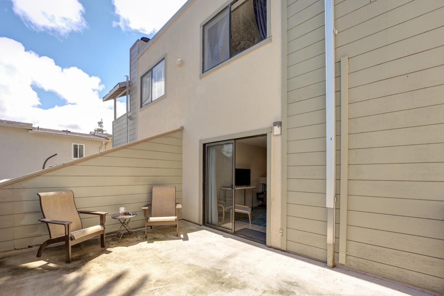 Detail Gallery Image 4 of 19 For 504 Ocean Ave #3,  Monterey,  CA 93940 - 2 Beds | 1/1 Baths