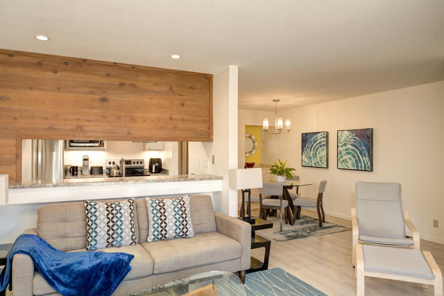 Detail Gallery Image 6 of 19 For 504 Ocean Ave #3,  Monterey,  CA 93940 - 2 Beds | 1/1 Baths