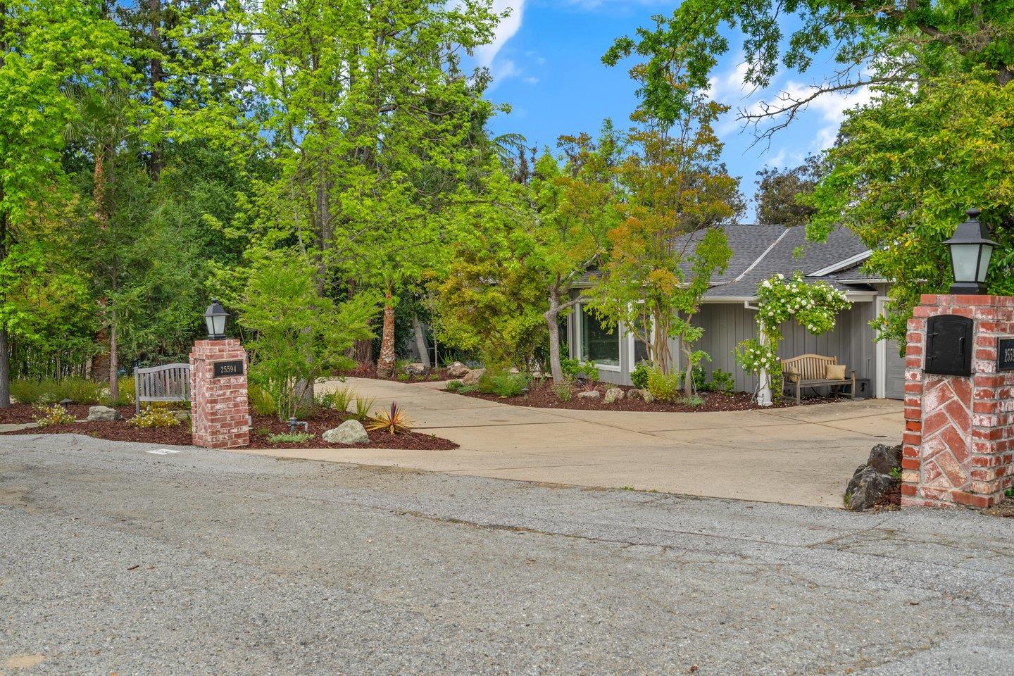 Detail Gallery Image 12 of 82 For 25594 Elena Rd, Los Altos Hills,  CA 94022 - 5 Beds | 4 Baths