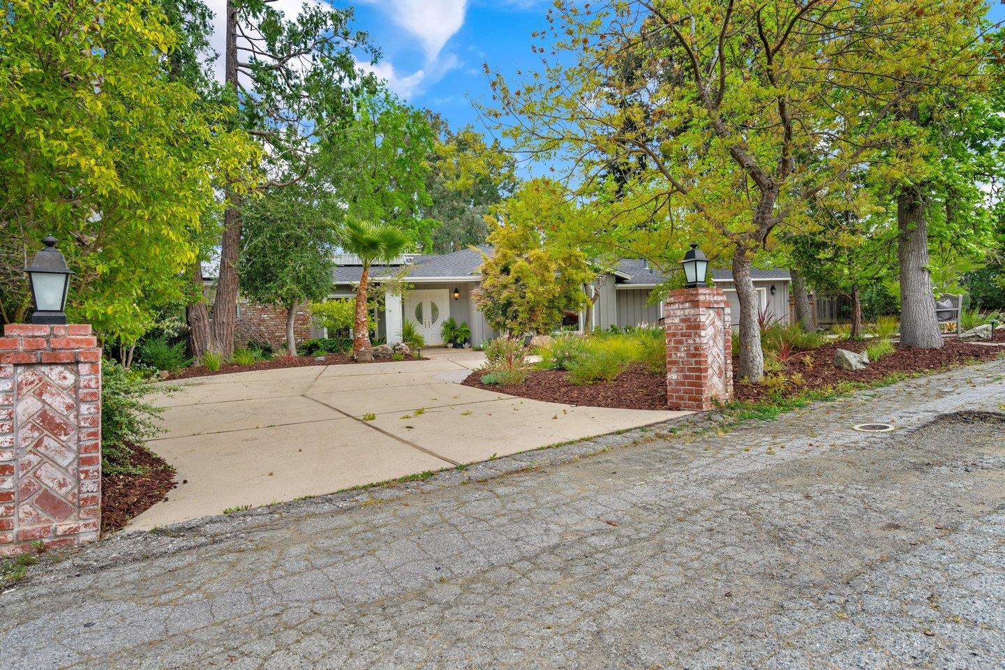 Detail Gallery Image 13 of 82 For 25594 Elena Rd, Los Altos Hills,  CA 94022 - 5 Beds | 4 Baths