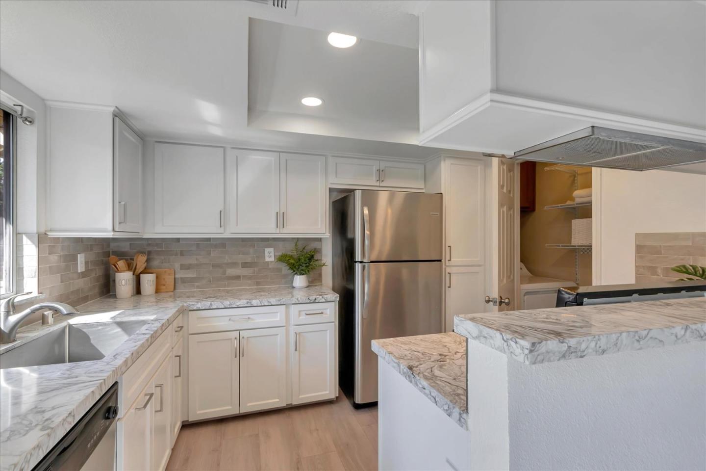 Detail Gallery Image 8 of 38 For 1072 Summerplace Dr, San Jose,  CA 95122 - 2 Beds | 2 Baths