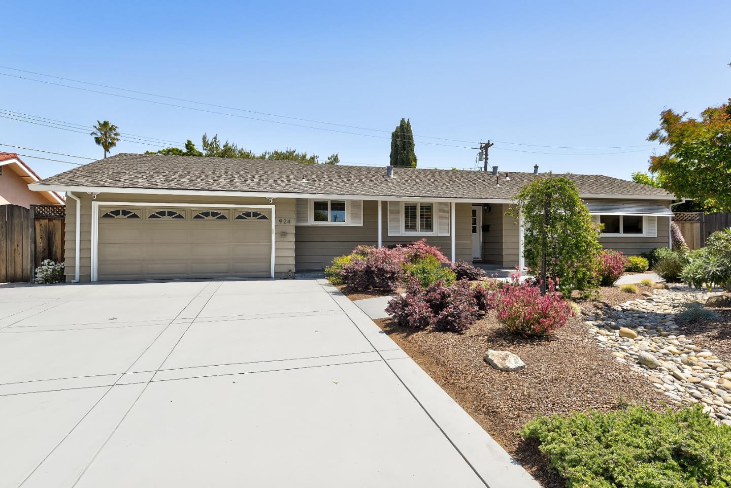 Detail Gallery Image 2 of 40 For 924 Quercus Ct, Sunnyvale,  CA 94086 - 4 Beds | 2 Baths