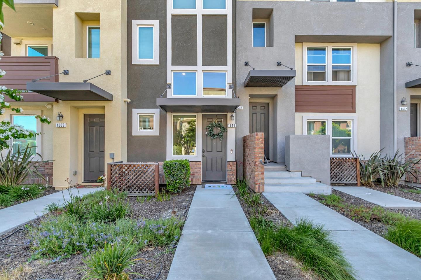 Detail Gallery Image 1 of 31 For 1646 Mercado Way, San Jose,  CA 95131 - 2 Beds | 2 Baths