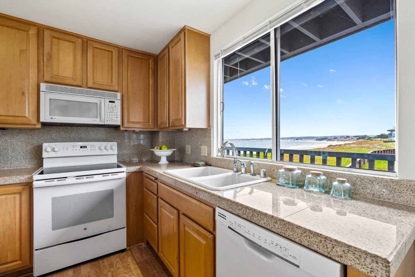 Detail Gallery Image 4 of 29 For 6 La Playa St, Monterey,  CA 93940 - 2 Beds | 2/1 Baths