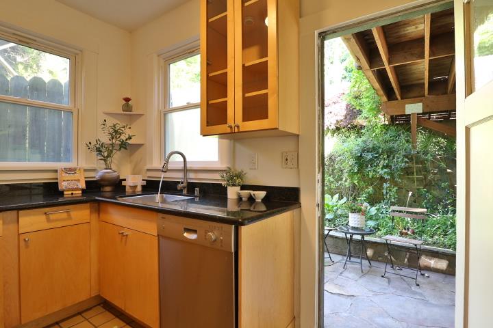 Detail Gallery Image 27 of 35 For 1561 Euclid Ave #1,  Berkeley,  CA 94708 - 2 Beds | 1 Baths