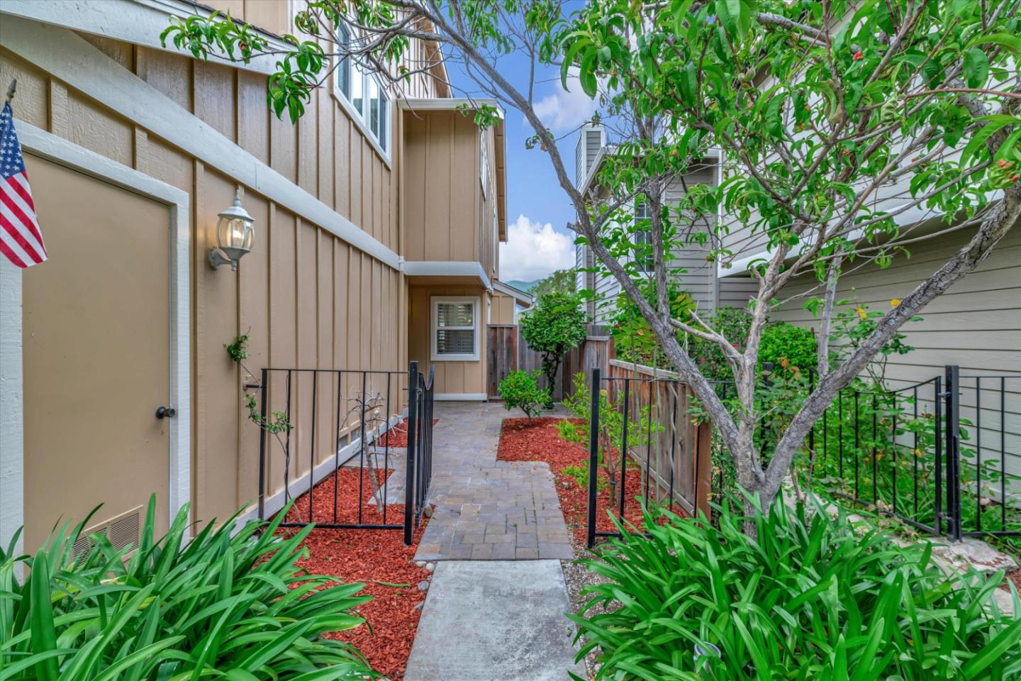 Detail Gallery Image 3 of 52 For 584 Folsom Cir, Milpitas,  CA 95035 - 2 Beds | 2/1 Baths