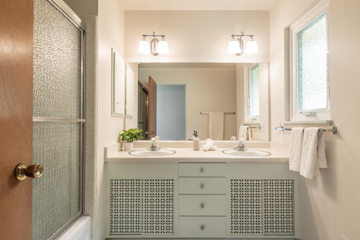 Detail Gallery Image 13 of 19 For 38 Santa Monica Ct, Salinas,  CA 93901 - 4 Beds | 2 Baths
