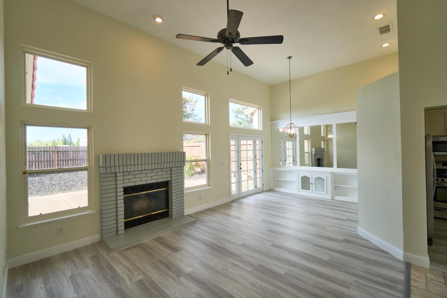 Detail Gallery Image 6 of 22 For 9452 Markfield Way, Sacramento,  CA 95829 - 3 Beds | 2 Baths