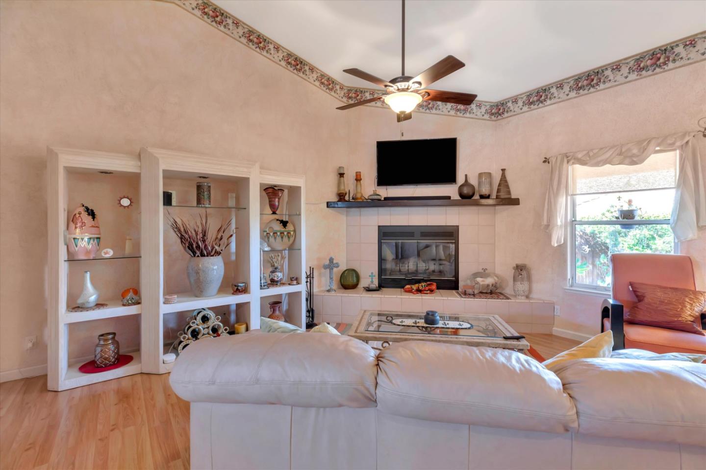 Detail Gallery Image 9 of 32 For 1641 Albion Ct, Hollister,  CA 95023 - 4 Beds | 2/1 Baths