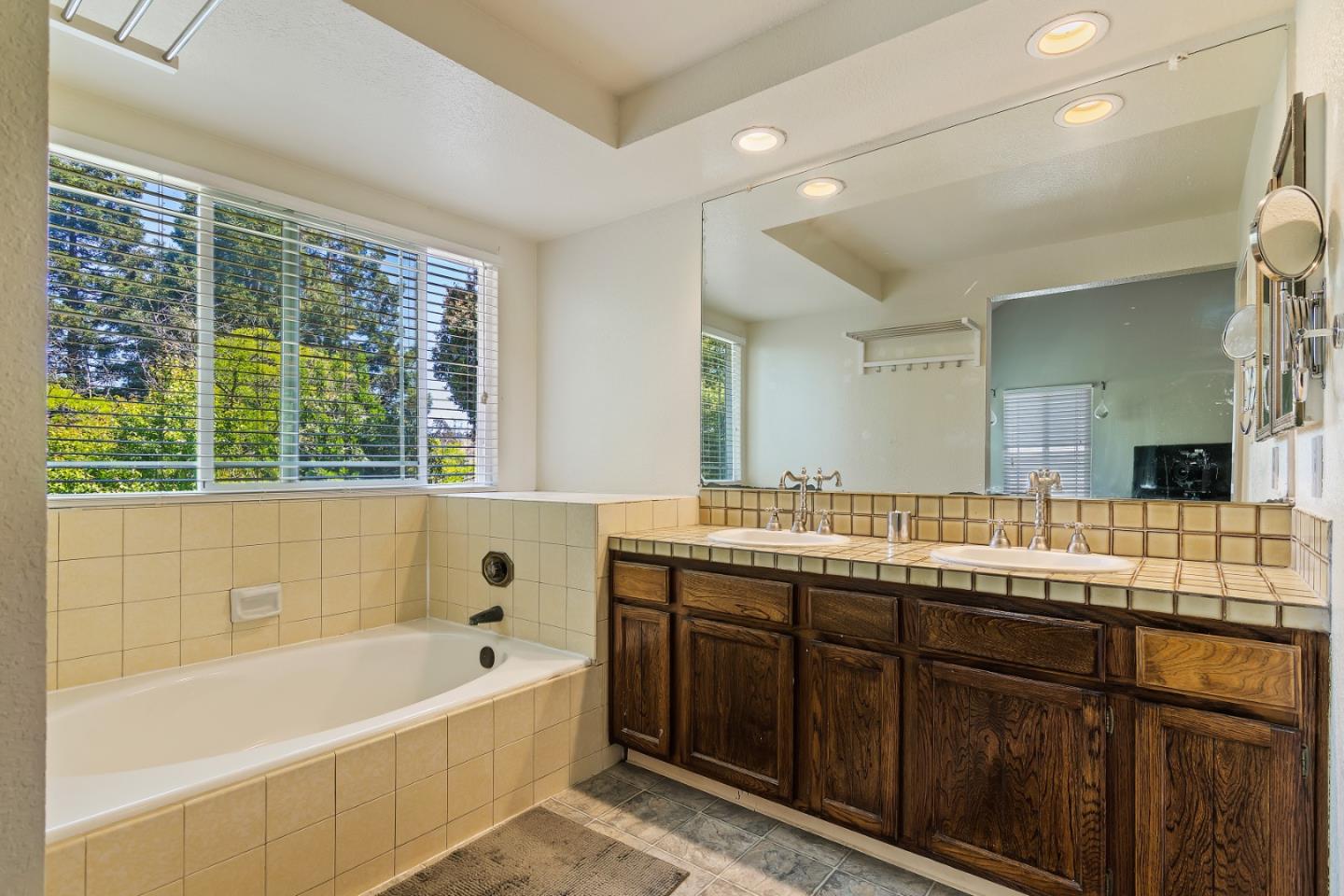 Detail Gallery Image 19 of 27 For 384 Moonraker Dr, Vallejo,  CA 94590 - 4 Beds | 2/1 Baths