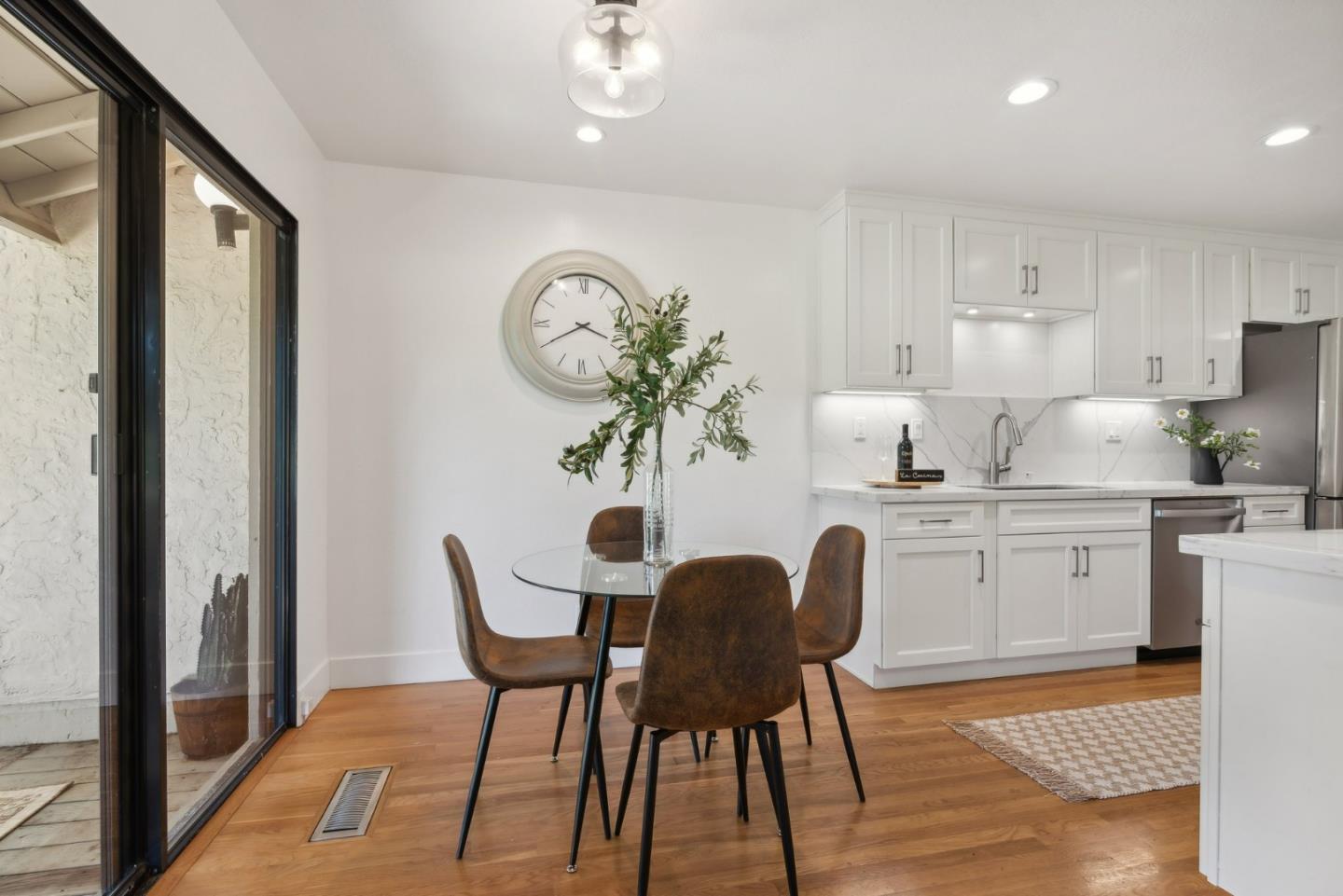 Detail Gallery Image 17 of 92 For 466 Sand Hill Cir, Menlo Park,  CA 94025 - 4 Beds | 2/1 Baths