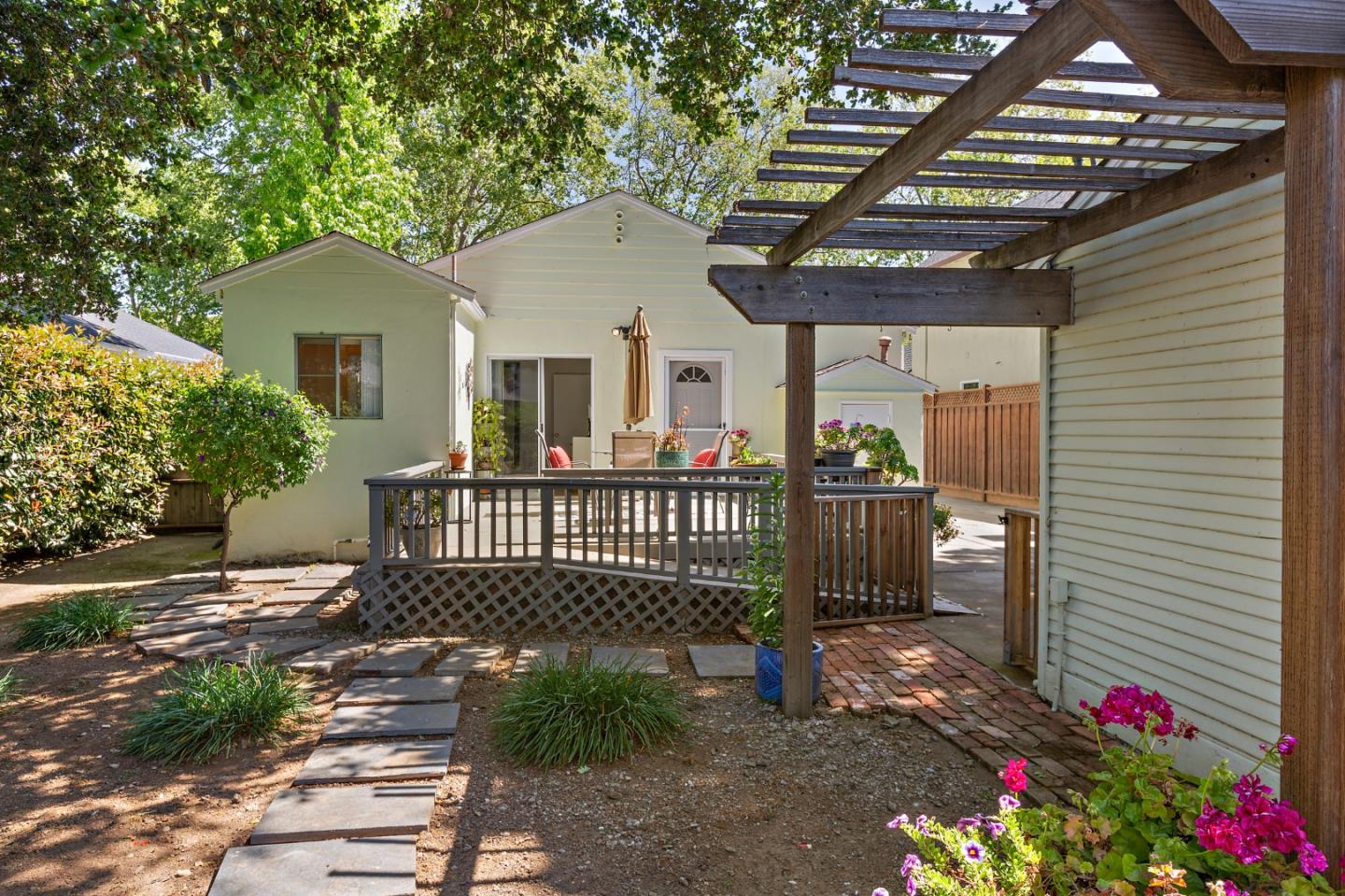 Detail Gallery Image 33 of 42 For 518 Grand St, Redwood City,  CA 94062 - 3 Beds | 2 Baths