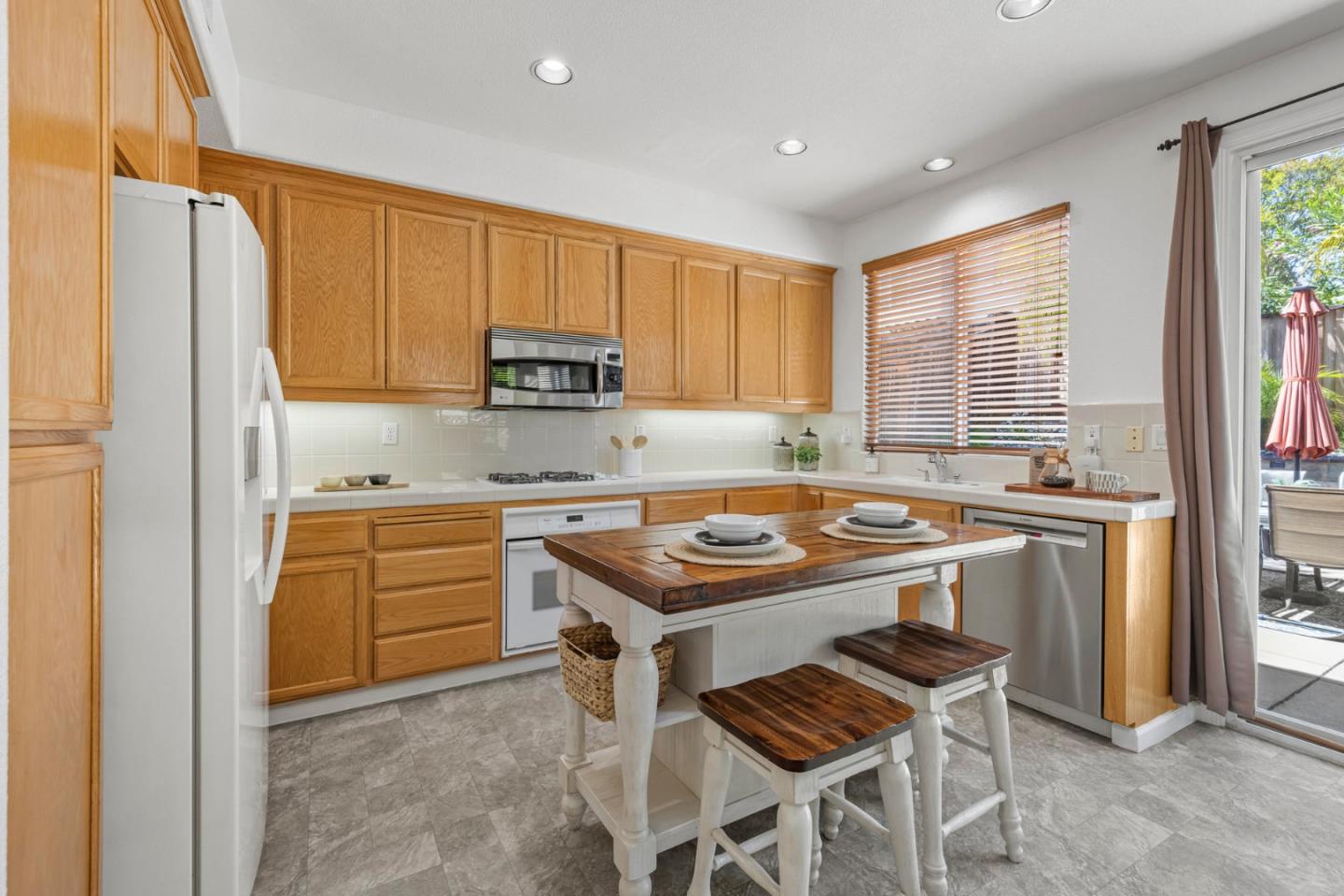 Detail Gallery Image 15 of 43 For 931 Wildgrass Ct, Gilroy,  CA 95020 - 4 Beds | 2/1 Baths