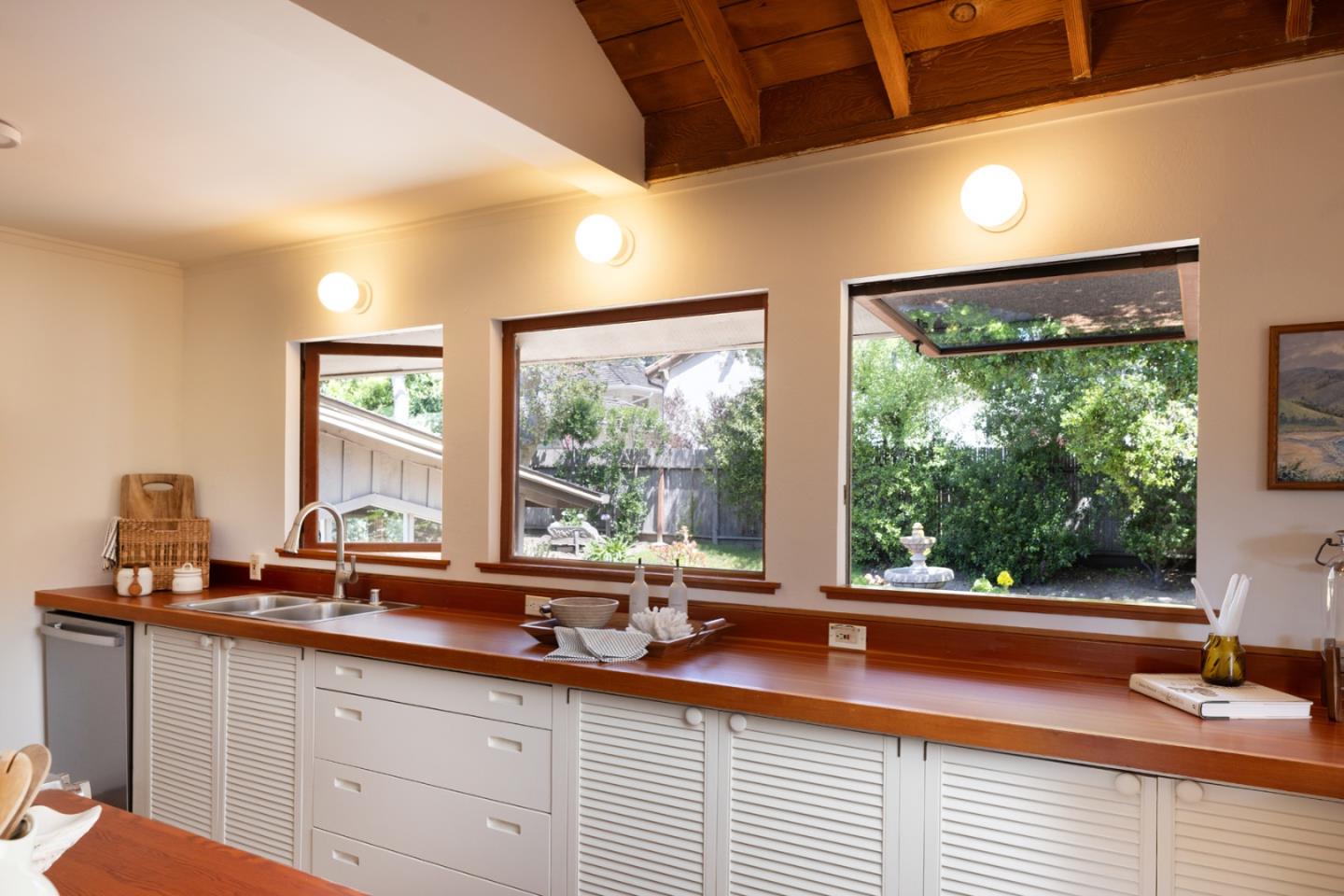 Detail Gallery Image 12 of 33 For 2679 15th Ave, Carmel,  CA 93923 - 3 Beds | 2 Baths