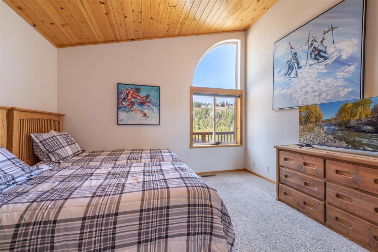 Detail Gallery Image 17 of 70 For 13610 Hillside Dr, Truckee,  CA 96161 - 3 Beds | 3 Baths
