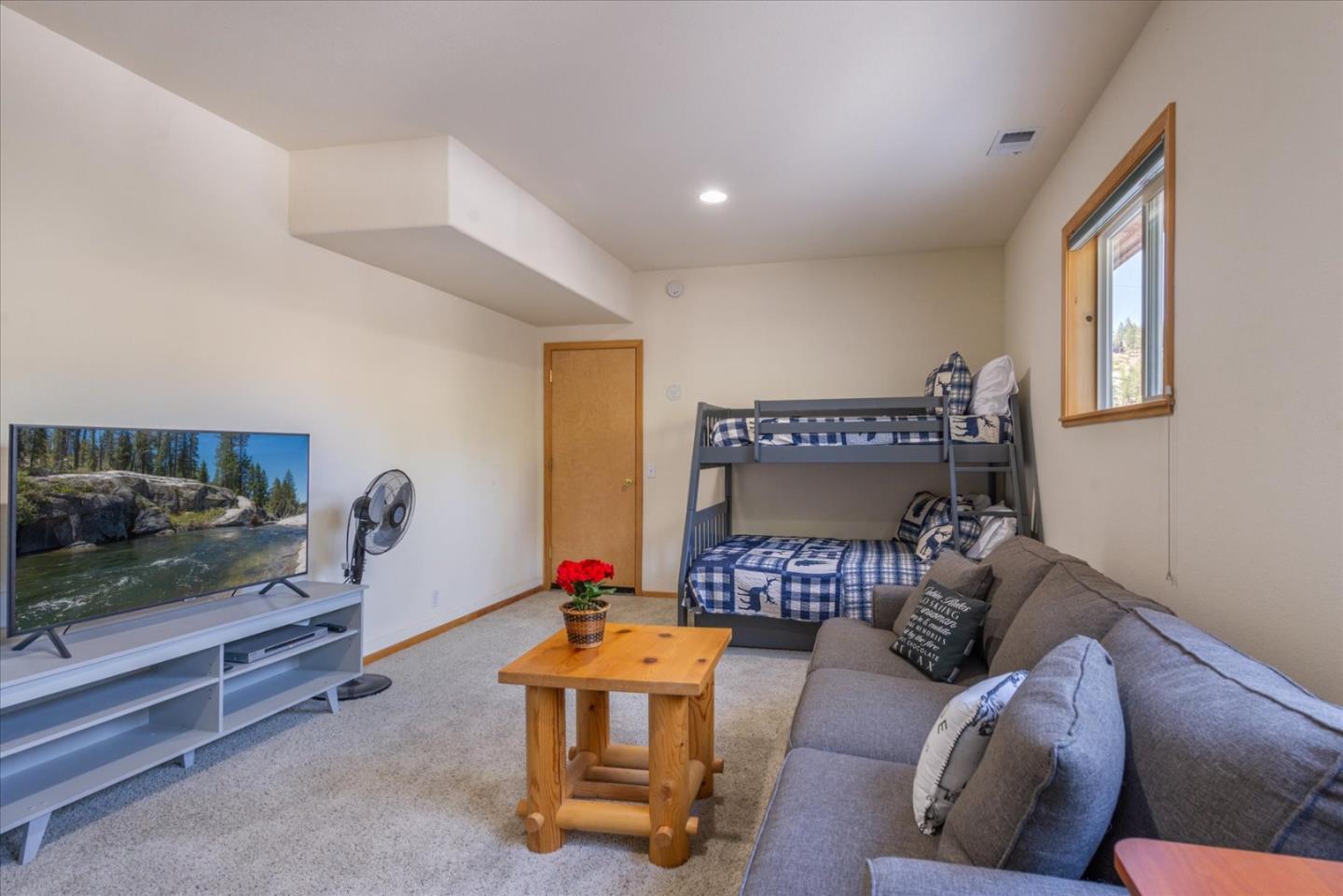 Detail Gallery Image 29 of 70 For 13610 Hillside Dr, Truckee,  CA 96161 - 3 Beds | 3 Baths