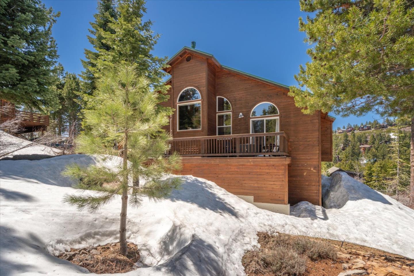 Detail Gallery Image 3 of 70 For 13610 Hillside Dr, Truckee,  CA 96161 - 3 Beds | 3 Baths