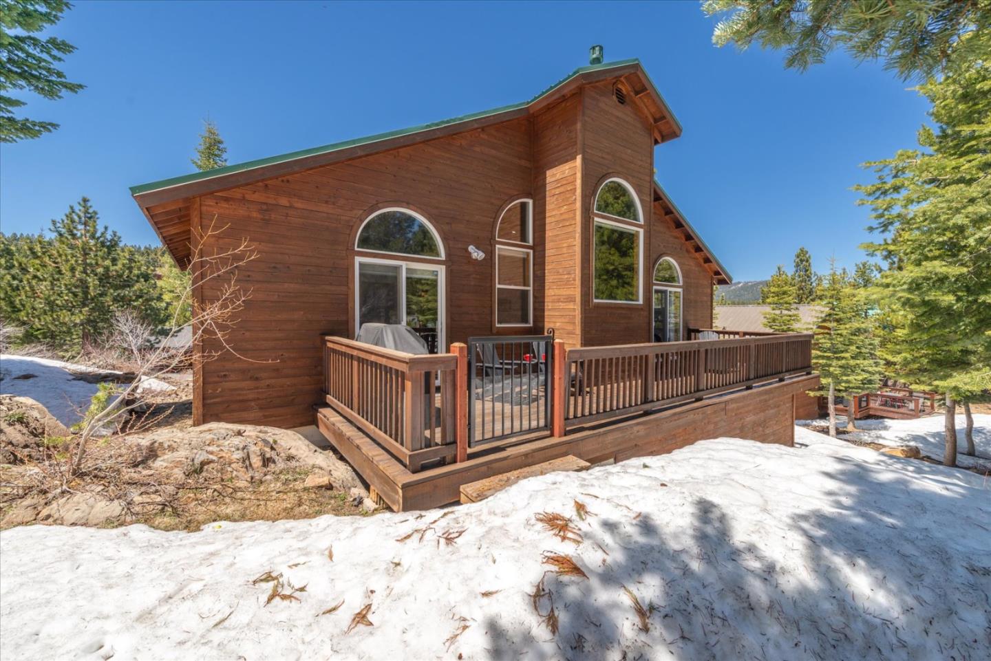 Detail Gallery Image 4 of 70 For 13610 Hillside Dr, Truckee,  CA 96161 - 3 Beds | 3 Baths