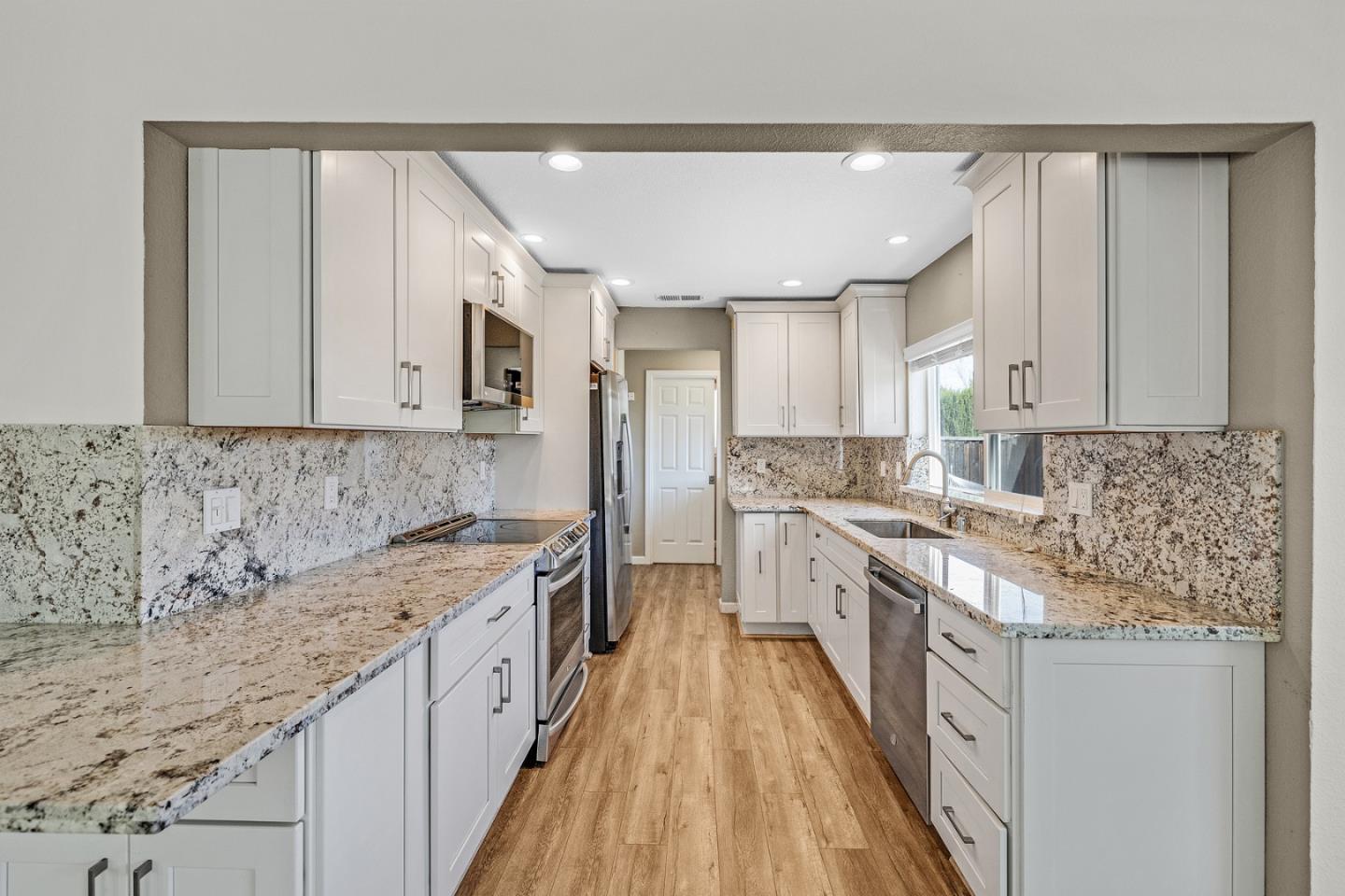 Detail Gallery Image 10 of 22 For 7293 Valley Trails Dr, Pleasanton,  CA 94588 - 3 Beds | 2/1 Baths