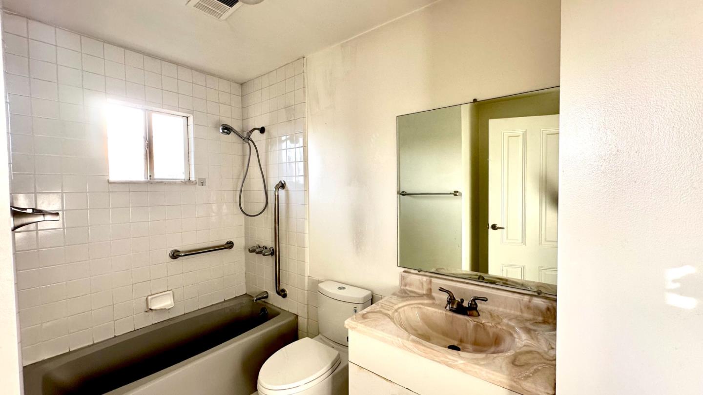 Detail Gallery Image 8 of 9 For 1312 Lincoln Ave, Alameda,  CA 94501 - 2 Beds | 1 Baths
