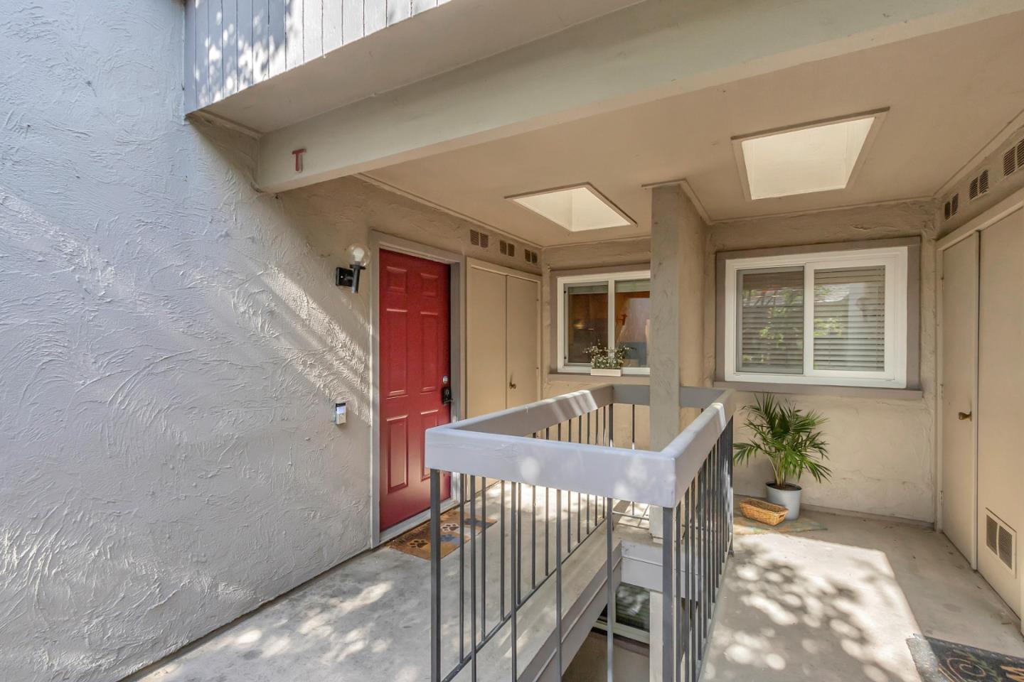 Detail Gallery Image 2 of 21 For 831 W California Ave #T,  Sunnyvale,  CA 94086 - 2 Beds | 1/1 Baths