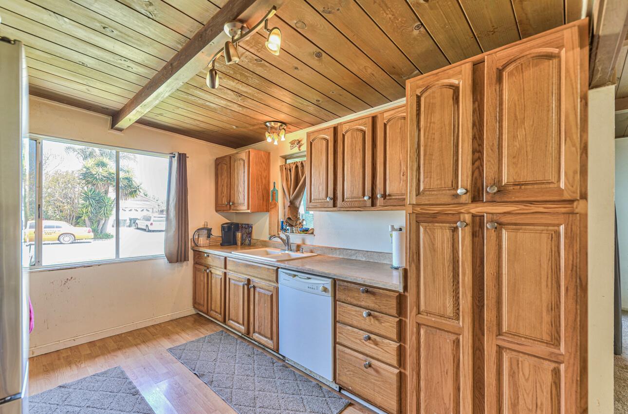 Detail Gallery Image 6 of 17 For 730 Meadow Dr, Salinas,  CA 93905 - 3 Beds | 2 Baths