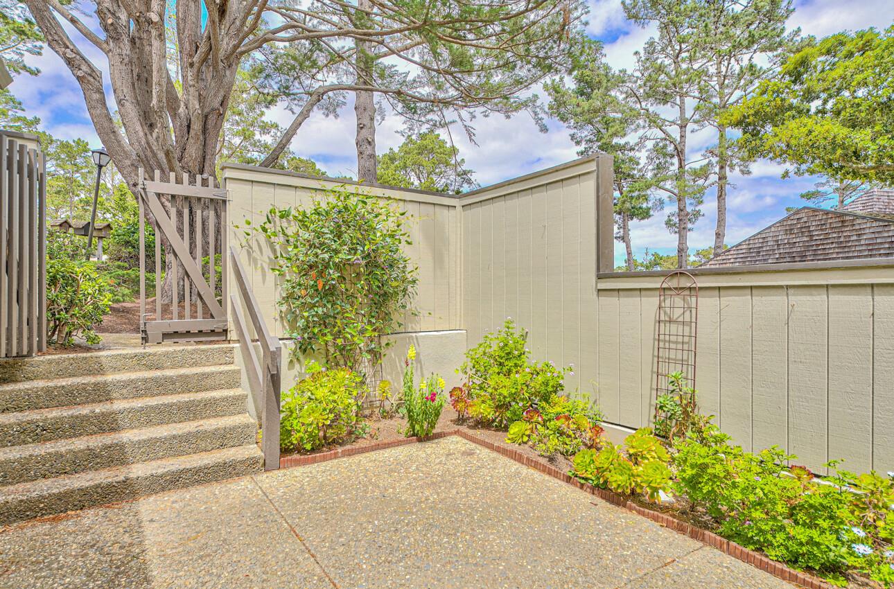 Detail Gallery Image 3 of 40 For 249 Forest Ridge Rd #9,  Monterey,  CA 93940 - 2 Beds | 2/1 Baths