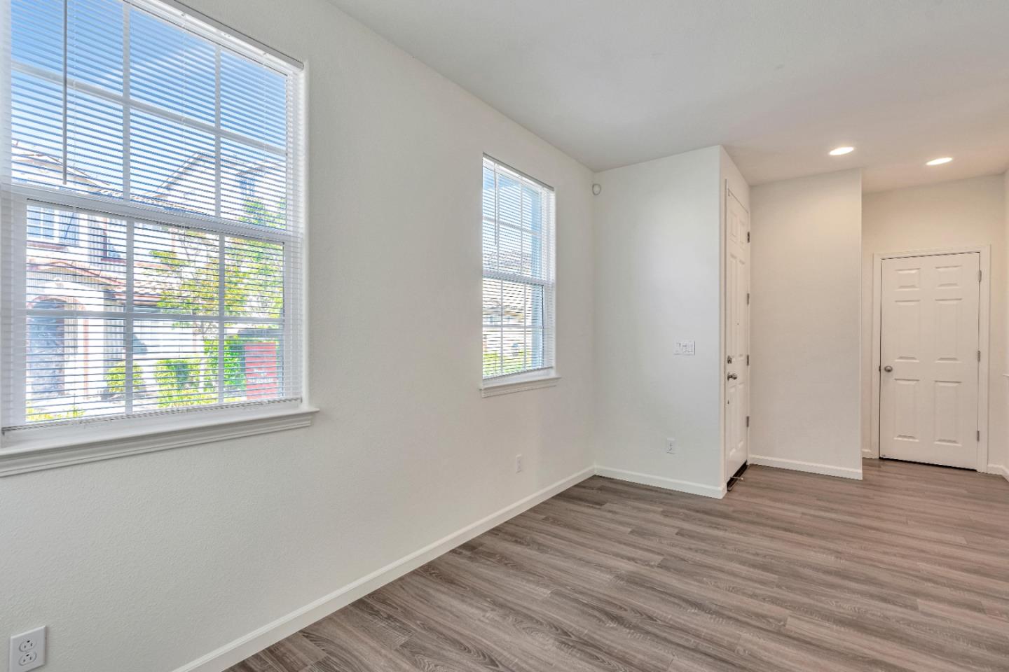 Detail Gallery Image 5 of 31 For 5305 Club Ct, Richmond,  CA 94806 - 3 Beds | 2/1 Baths