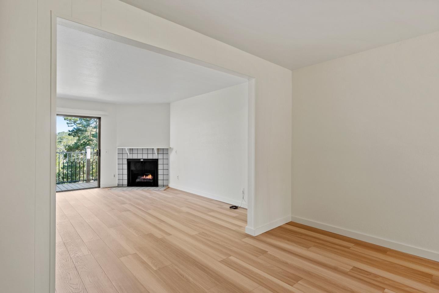Detail Gallery Image 7 of 35 For 250 Forest Ridge Rd #14,  Monterey,  CA 93940 - 2 Beds | 2 Baths