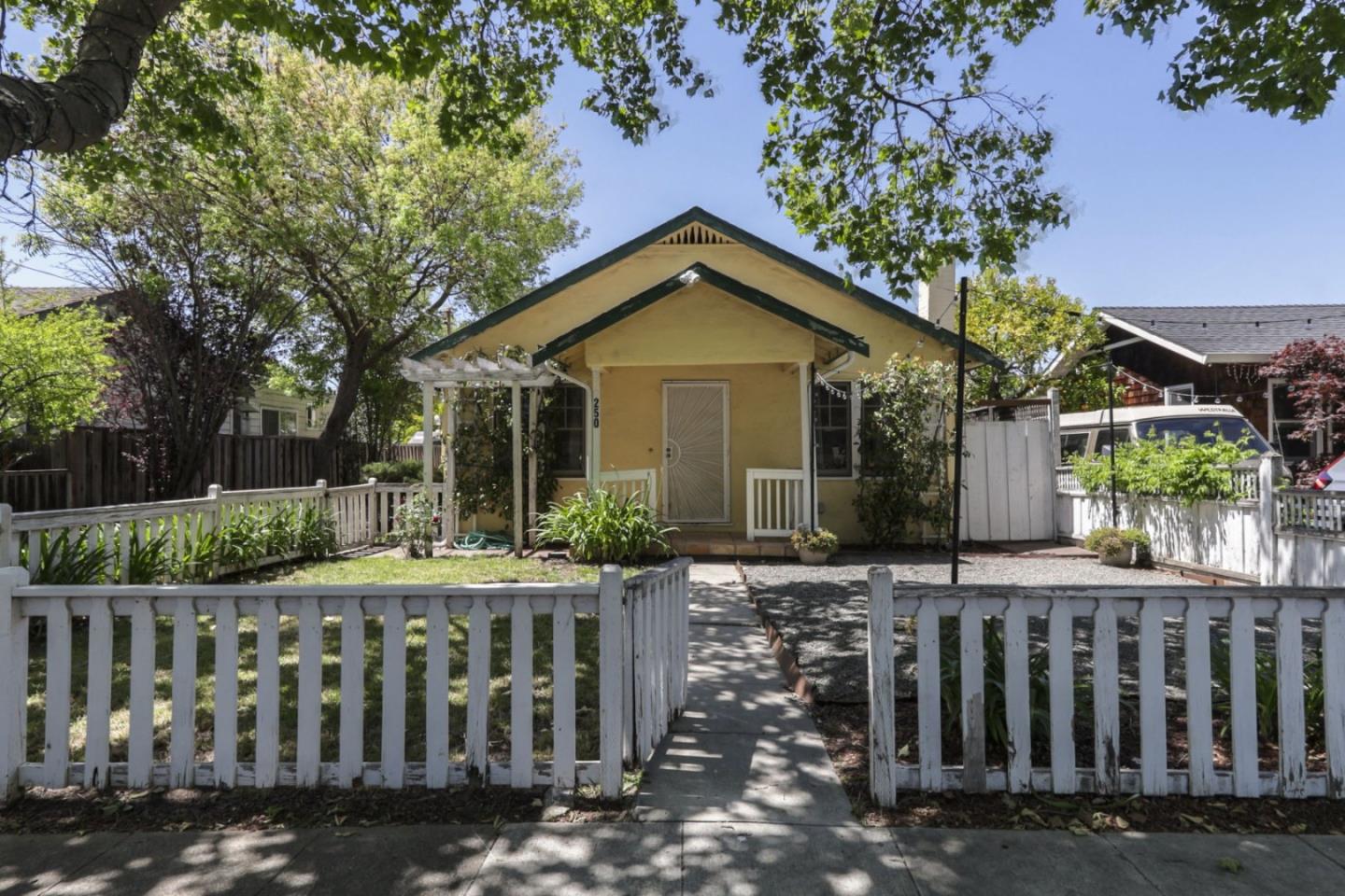 Detail Gallery Image 1 of 18 For 250 Chestnut Ave, Palo Alto,  CA 94306 - 4 Beds | 2 Baths