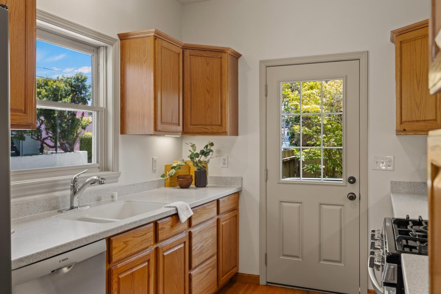 Detail Gallery Image 11 of 39 For 703 Spruce Ave, Pacific Grove,  CA 93950 - 3 Beds | 2 Baths