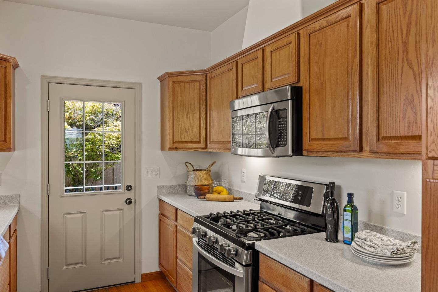 Detail Gallery Image 14 of 39 For 703 Spruce Ave, Pacific Grove,  CA 93950 - 3 Beds | 2 Baths