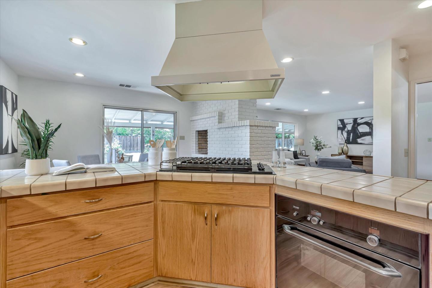 Detail Gallery Image 9 of 29 For 328 Langton Ave, Los Altos,  CA 94022 - 3 Beds | 2 Baths