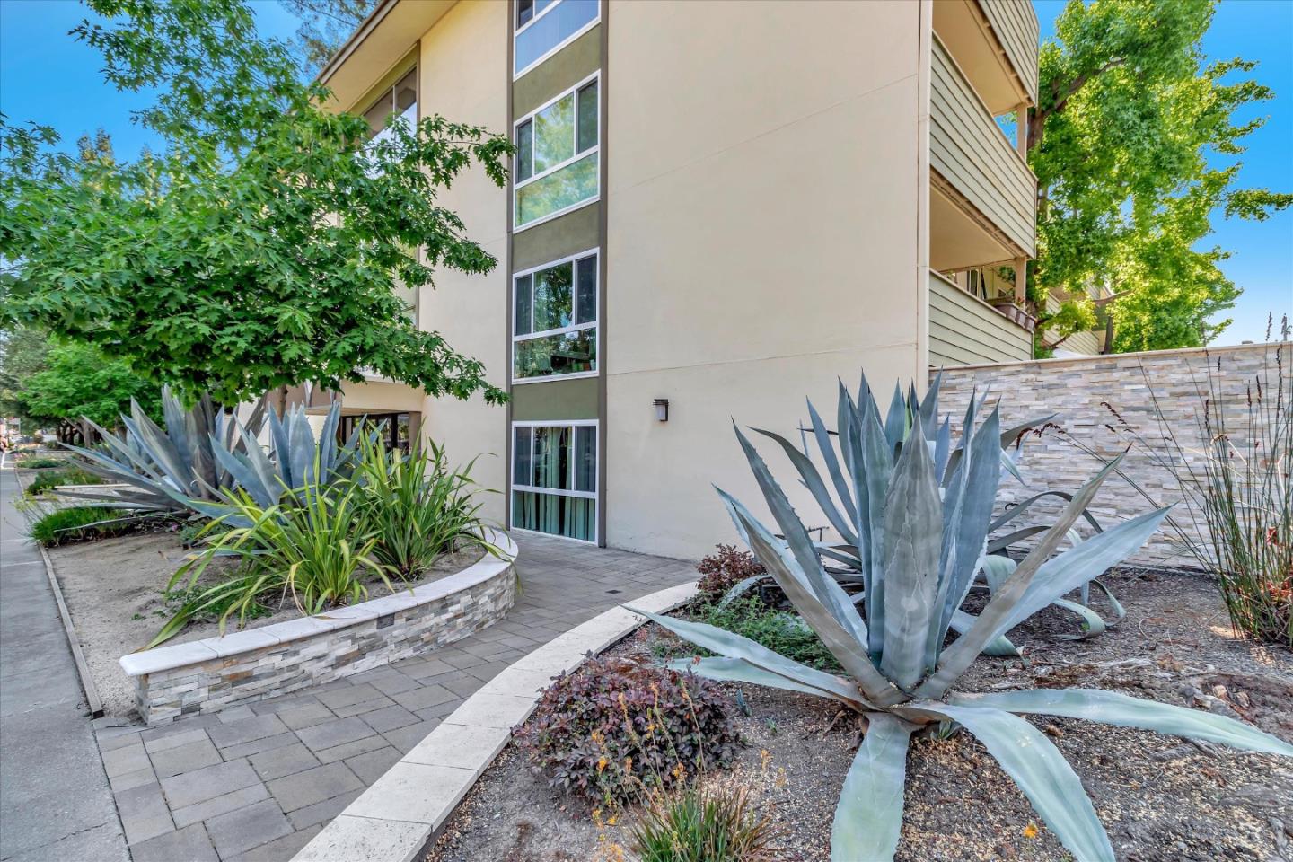 Detail Gallery Image 10 of 36 For 1033 Crestview Dr #310,  Mountain View,  CA 94040 - 2 Beds | 2 Baths