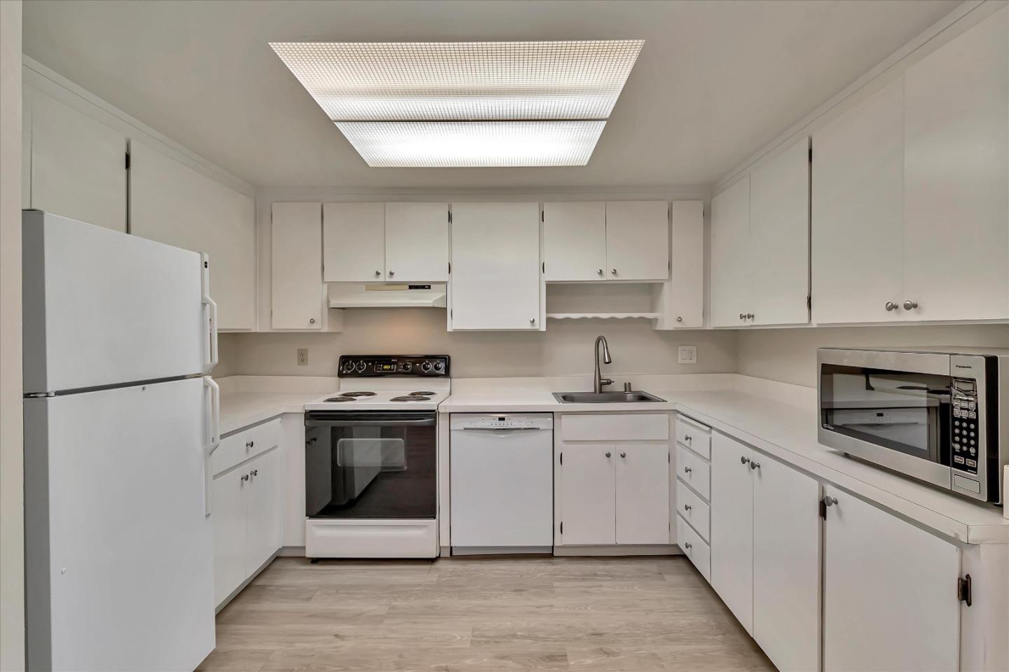 Detail Gallery Image 16 of 36 For 1033 Crestview Dr #310,  Mountain View,  CA 94040 - 2 Beds | 2 Baths