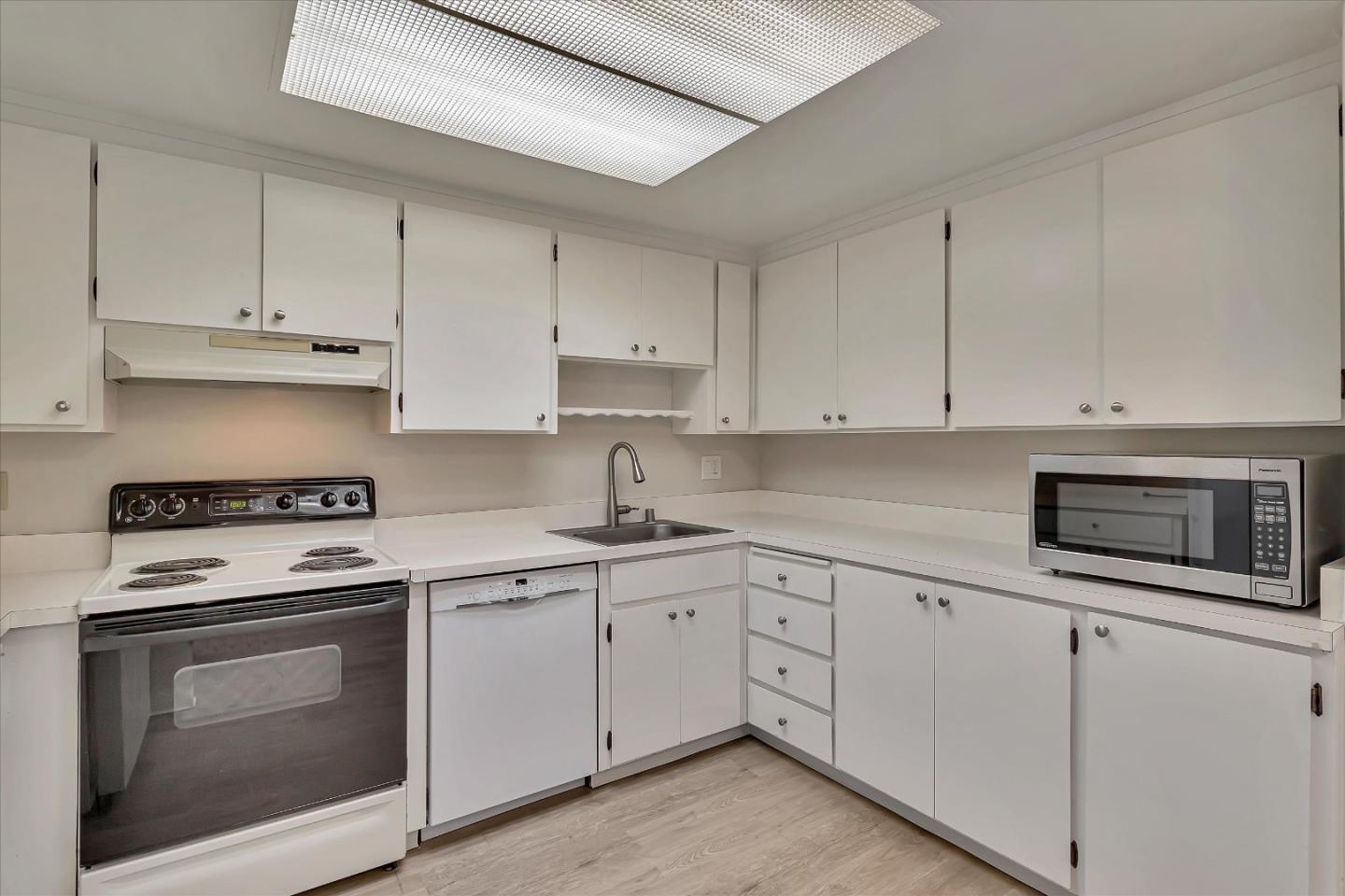 Detail Gallery Image 17 of 36 For 1033 Crestview Dr #310,  Mountain View,  CA 94040 - 2 Beds | 2 Baths