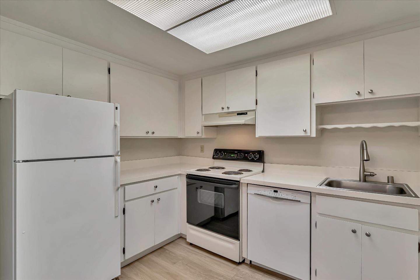 Detail Gallery Image 18 of 36 For 1033 Crestview Dr #310,  Mountain View,  CA 94040 - 2 Beds | 2 Baths