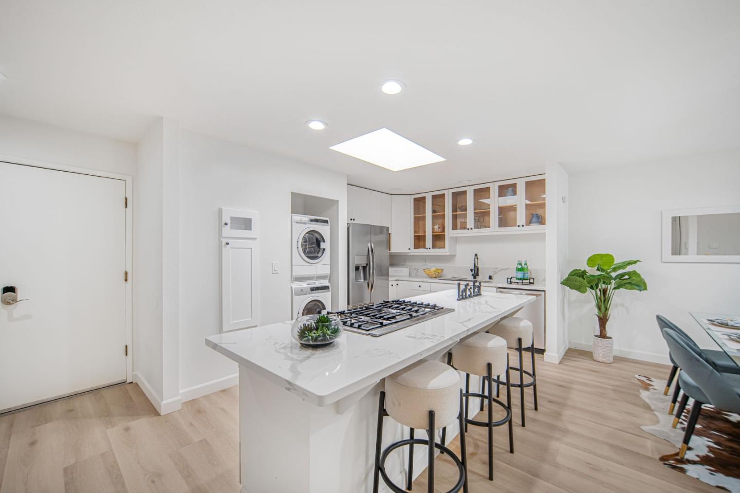 Detail Gallery Image 9 of 51 For 2042 Fan Palm Ct, Santa Clara,  CA 95050 - 2 Beds | 2 Baths