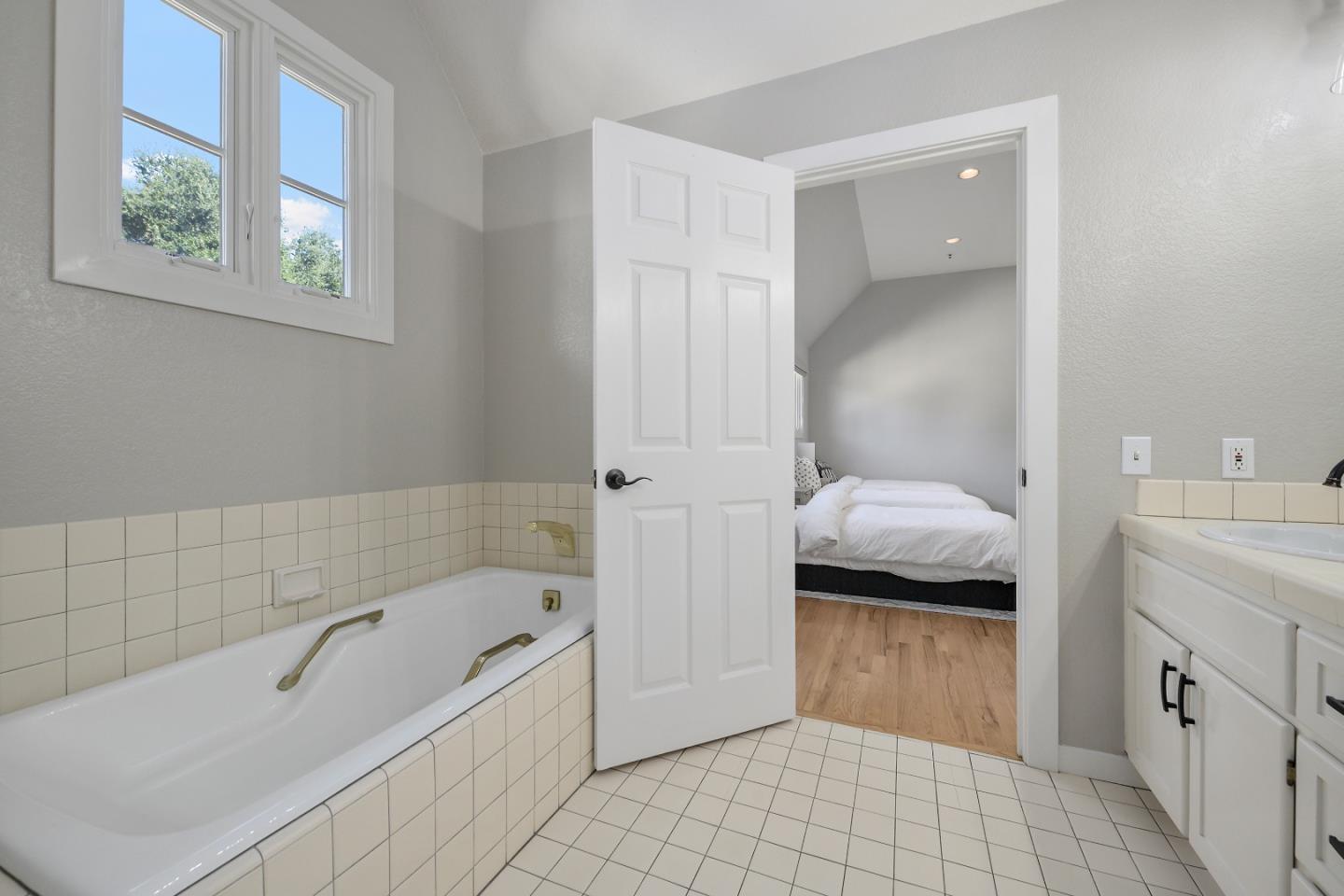 Detail Gallery Image 21 of 29 For 994 Menlo Ave #10,  Menlo Park,  CA 94025 - 2 Beds | 2/1 Baths