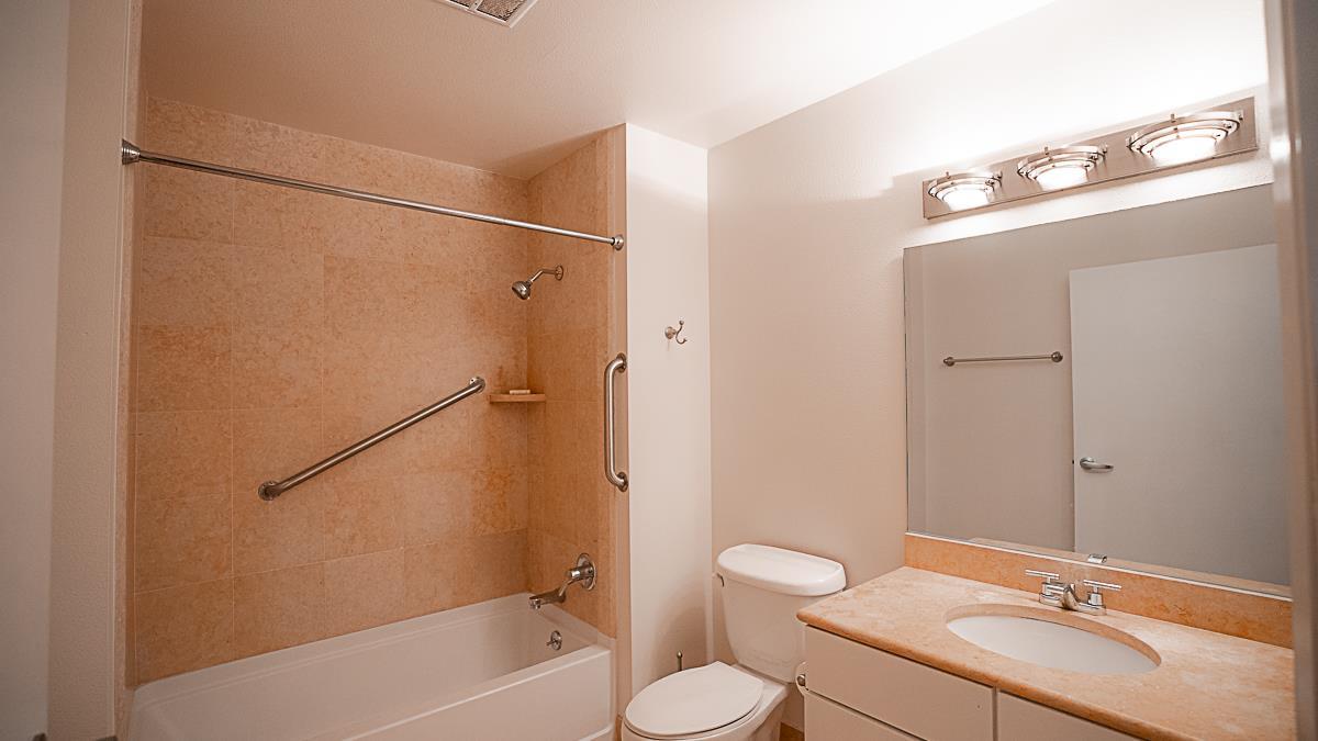 Detail Gallery Image 9 of 21 For 1 Lakeside Dr #1408,  Oakland,  CA 94612 - 0 Beds | 1 Baths