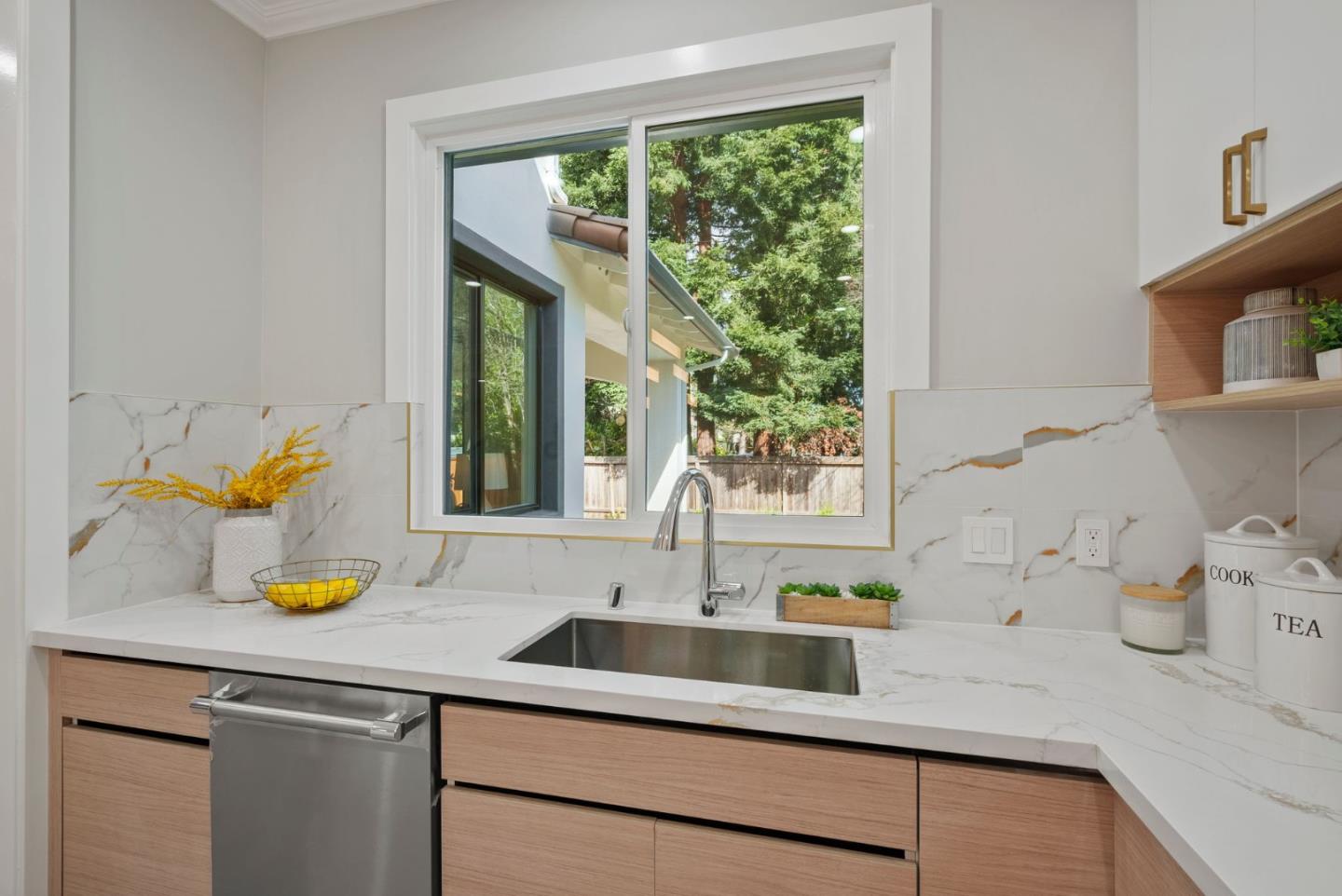 Detail Gallery Image 14 of 60 For 2058 Menalto Ave, Menlo Park,  CA 94025 - 4 Beds | 3/1 Baths