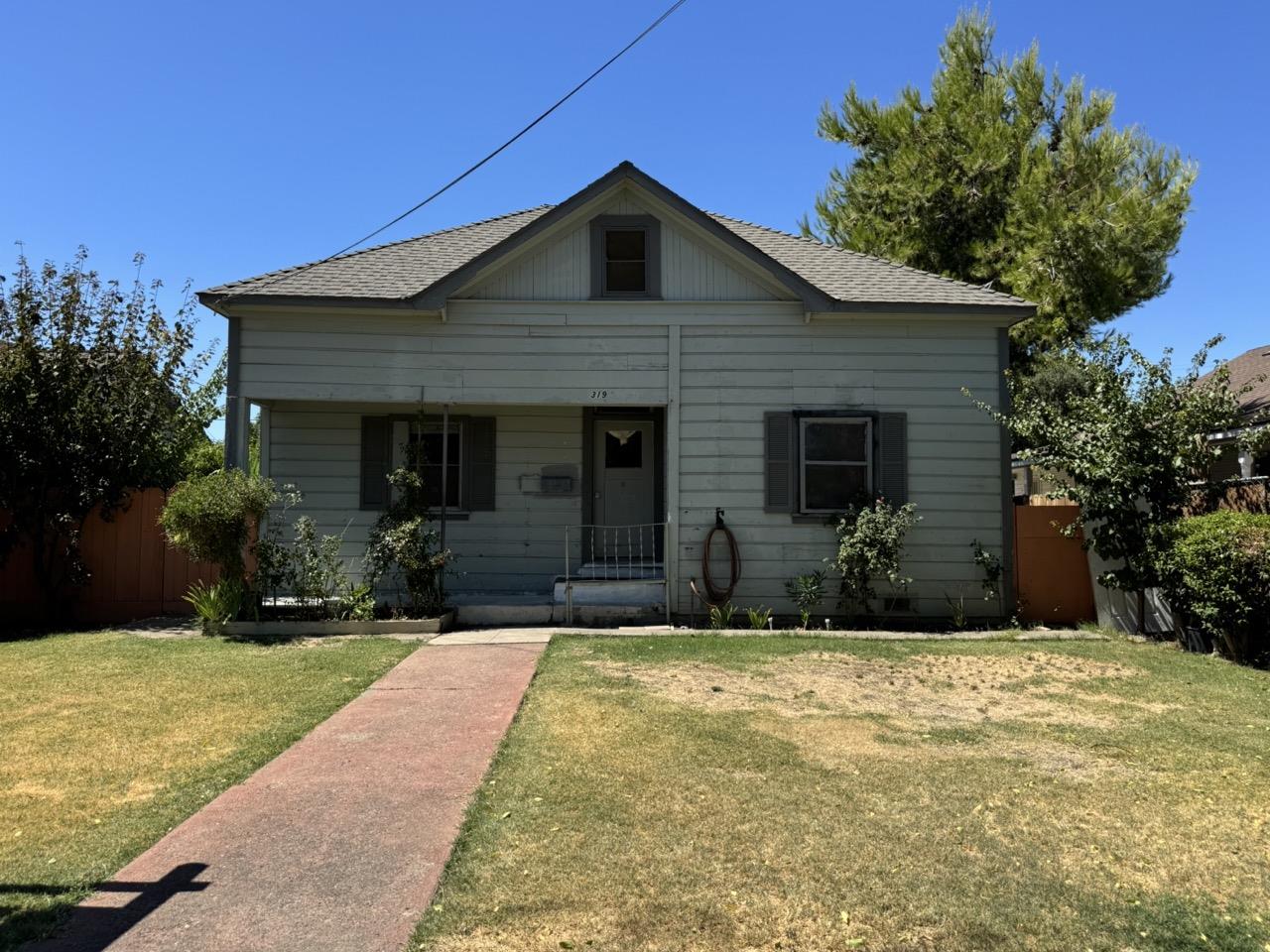 Detail Gallery Image 1 of 1 For 319 I St, Los Banos,  CA 93635 - 4 Beds | 2 Baths