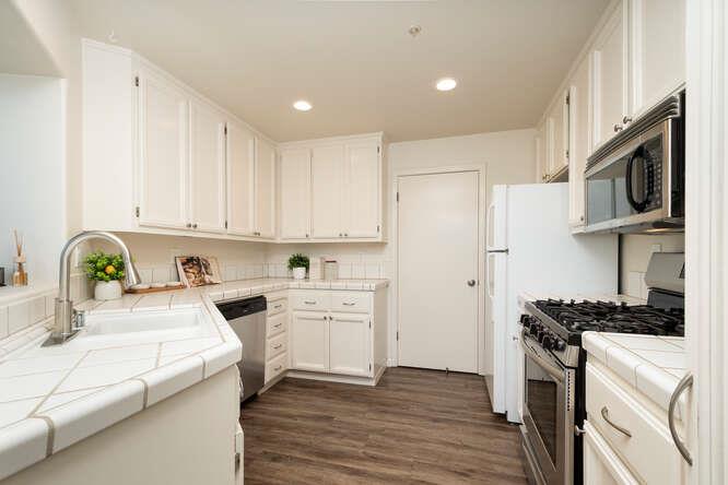 Detail Gallery Image 5 of 15 For 565 Shoal Cir, Redwood Shores,  CA 94065 - 1 Beds | 2 Baths