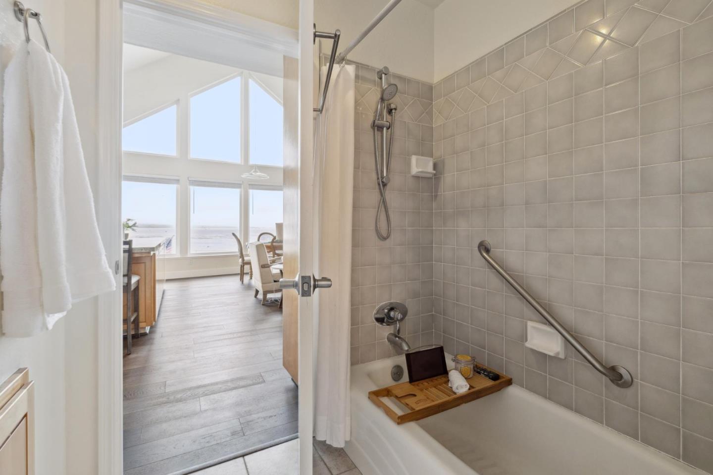 Detail Gallery Image 33 of 92 For 4920 Cliff Dr, Capitola,  CA 95010 - 3 Beds | 1/1 Baths