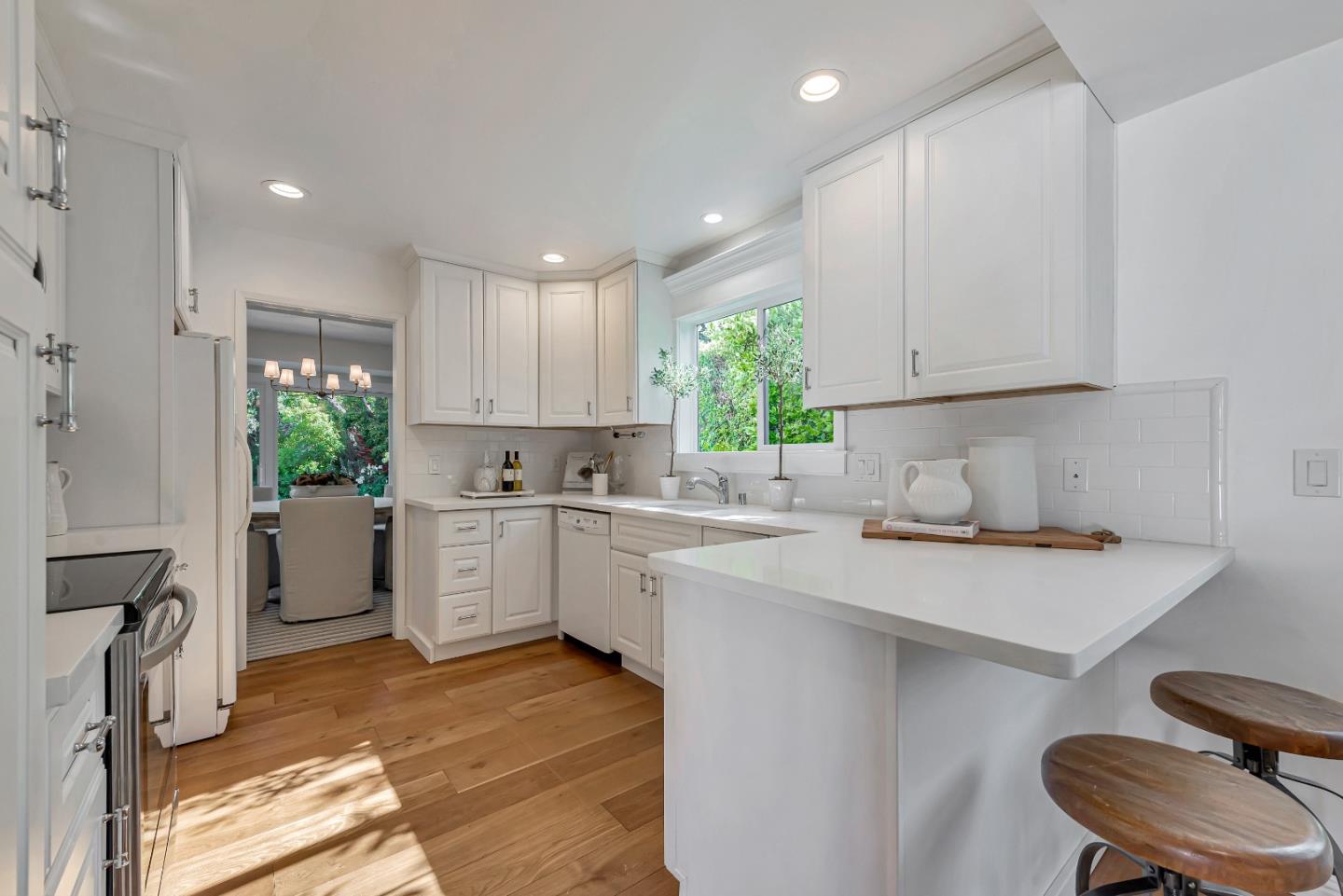 Detail Gallery Image 16 of 38 For 243 Marchmont Dr, Los Gatos,  CA 95032 - 5 Beds | 2/1 Baths