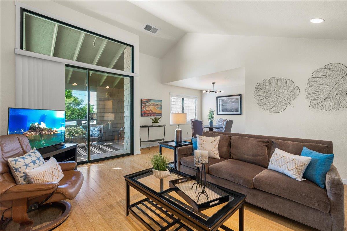 Detail Gallery Image 1 of 18 For 319 Broadway #A2,  Santa Cruz,  CA 95060 - 2 Beds | 2 Baths