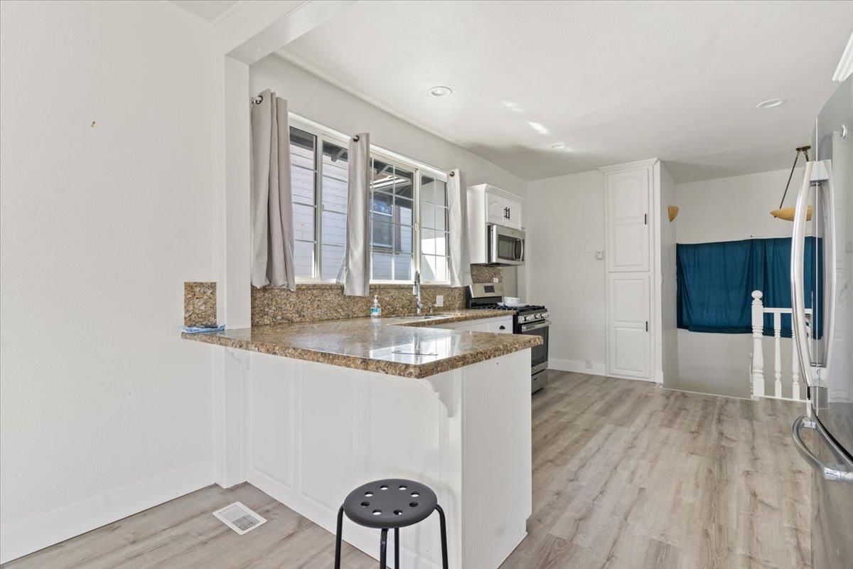 Detail Gallery Image 10 of 23 For 2036 E 20th St, Oakland,  CA 94606 - 4 Beds | 2 Baths