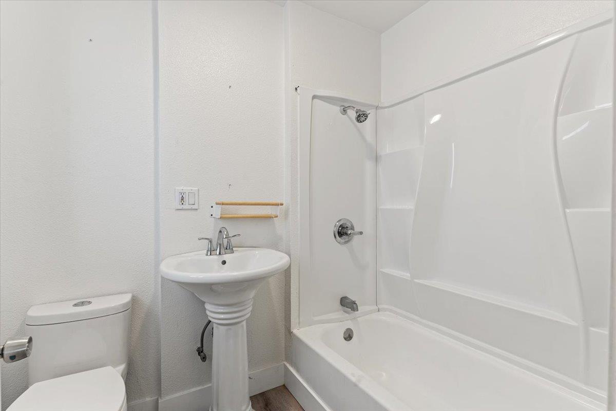 Detail Gallery Image 12 of 23 For 2036 E 20th St, Oakland,  CA 94606 - 4 Beds | 2 Baths