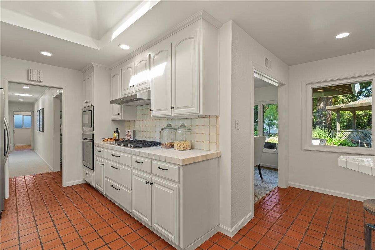 Detail Gallery Image 14 of 45 For 15550 Winchester Blvd, Los Gatos,  CA 95030 - 3 Beds | 2/1 Baths